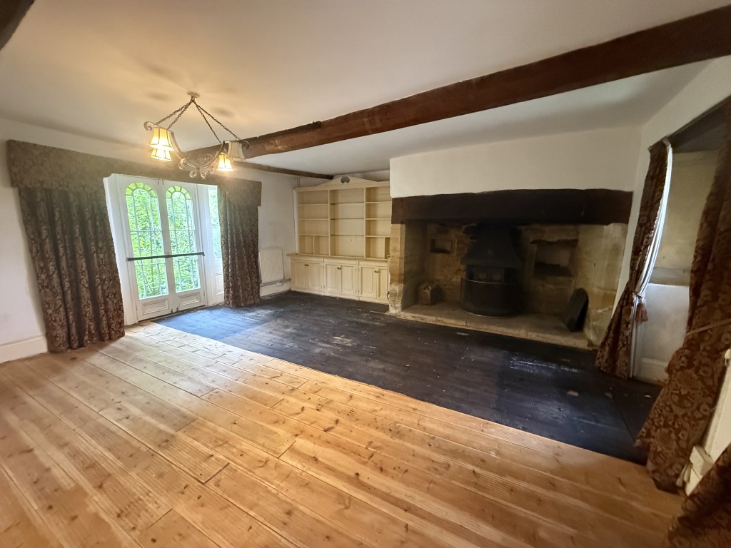 Lot: 99 - CHARACTER SEMI-DETACHED COTTAGE FOR UPDATING WITH LARGE GARDENS - Further view of main living room